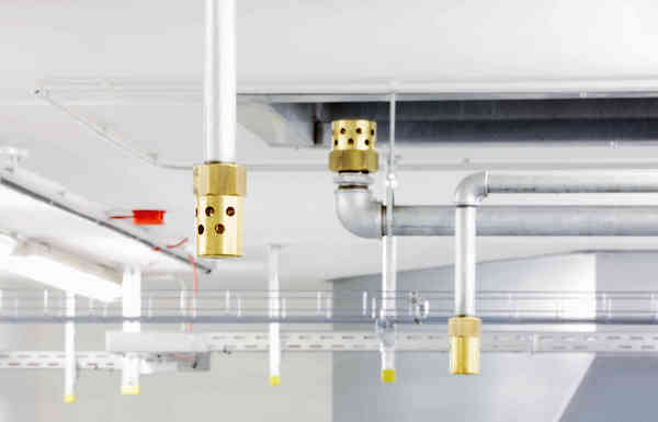 Löschgaszuführungen an Decken und im Doppelboden führen das konzentrierte Löschgas an die richtigen Stellen.
