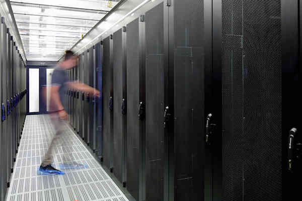 With space for 12,000 servers and 320 racks, we are prepared for all sizes.