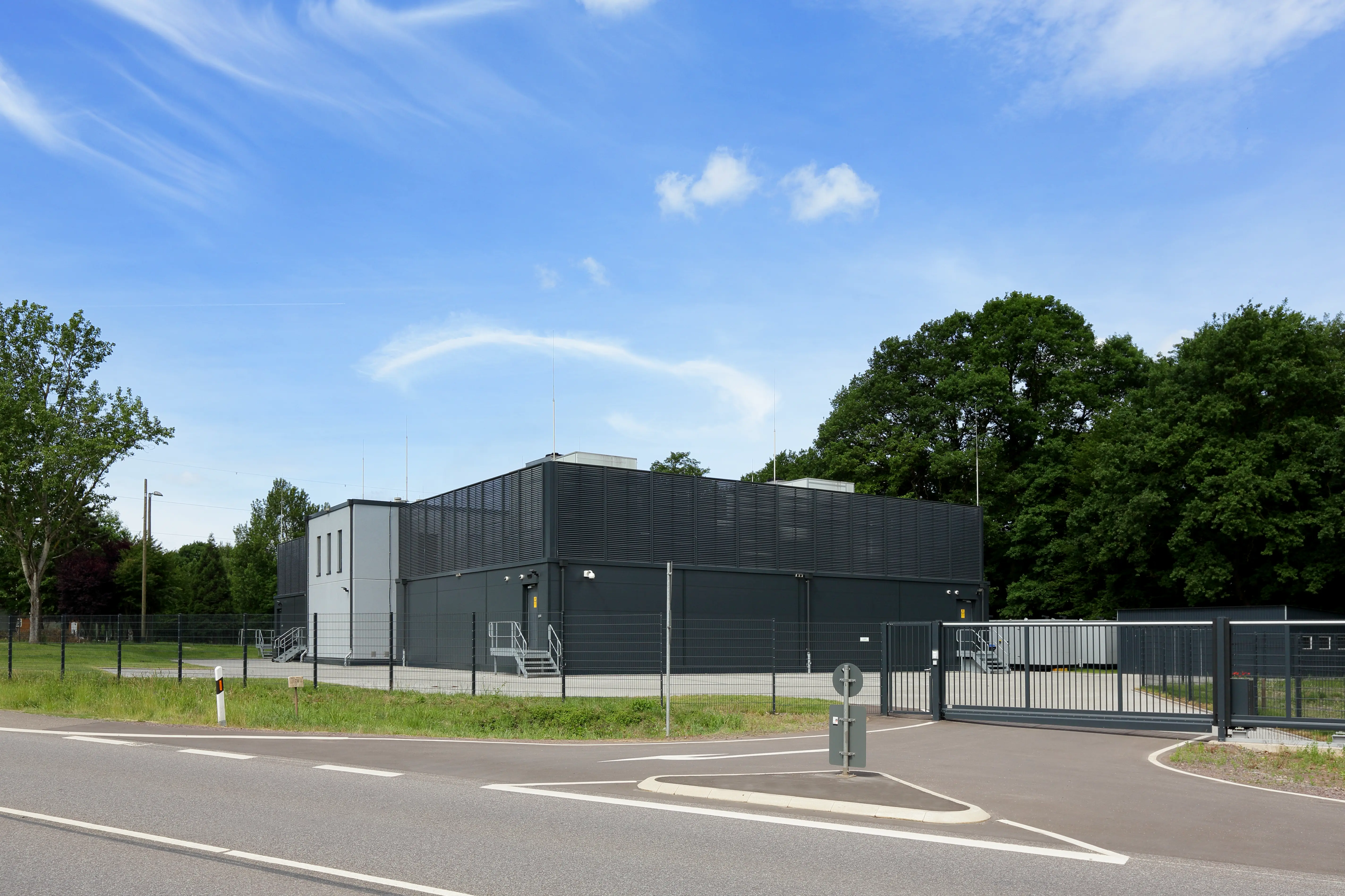 Das saarländische Premium-Rechenzentrum der Net-Build GmbH - Zufahrt an Bundesstaße