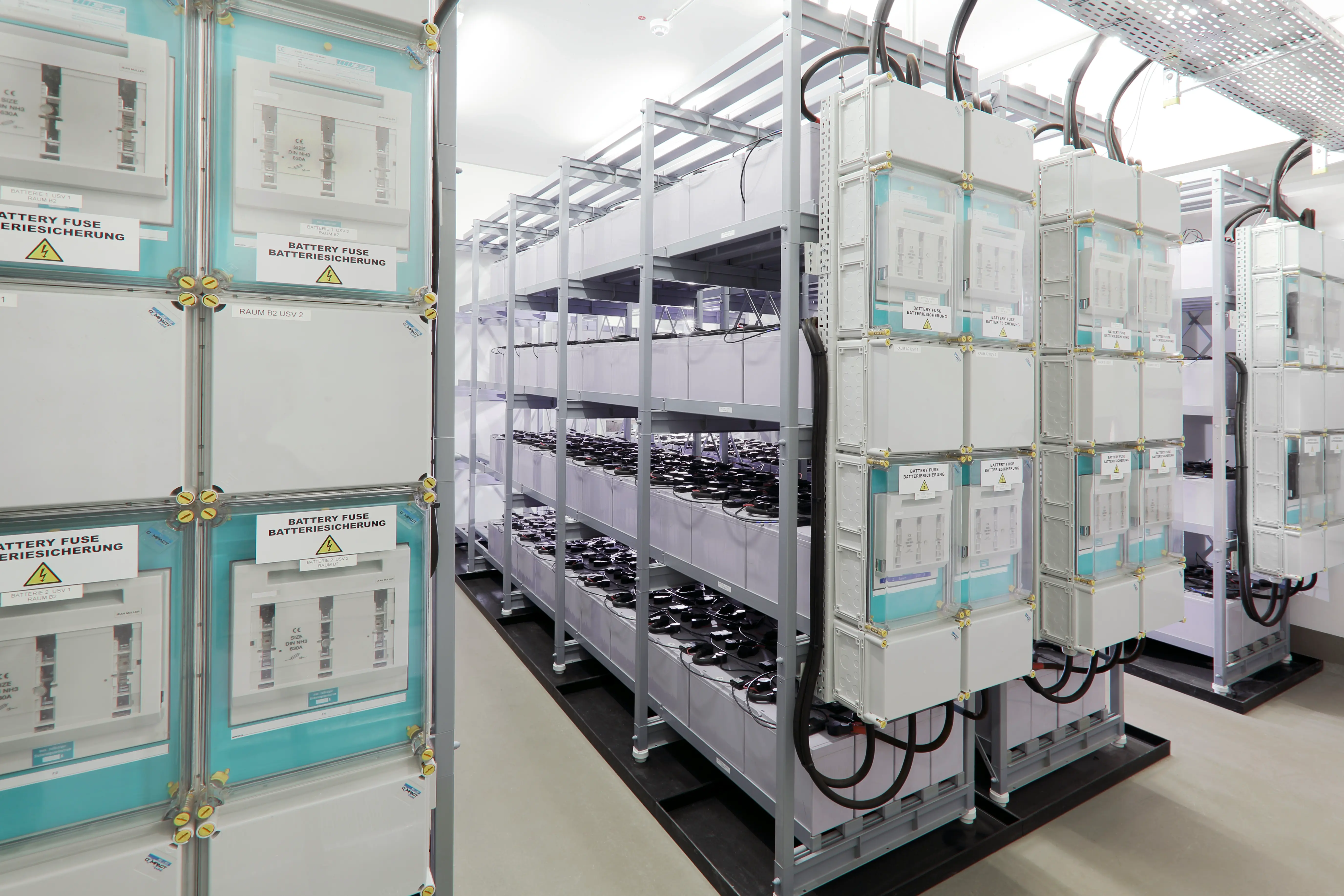 Das saarländische Premium-Rechenzentrum der Net-Build GmbH - 640 Batterieblöcke